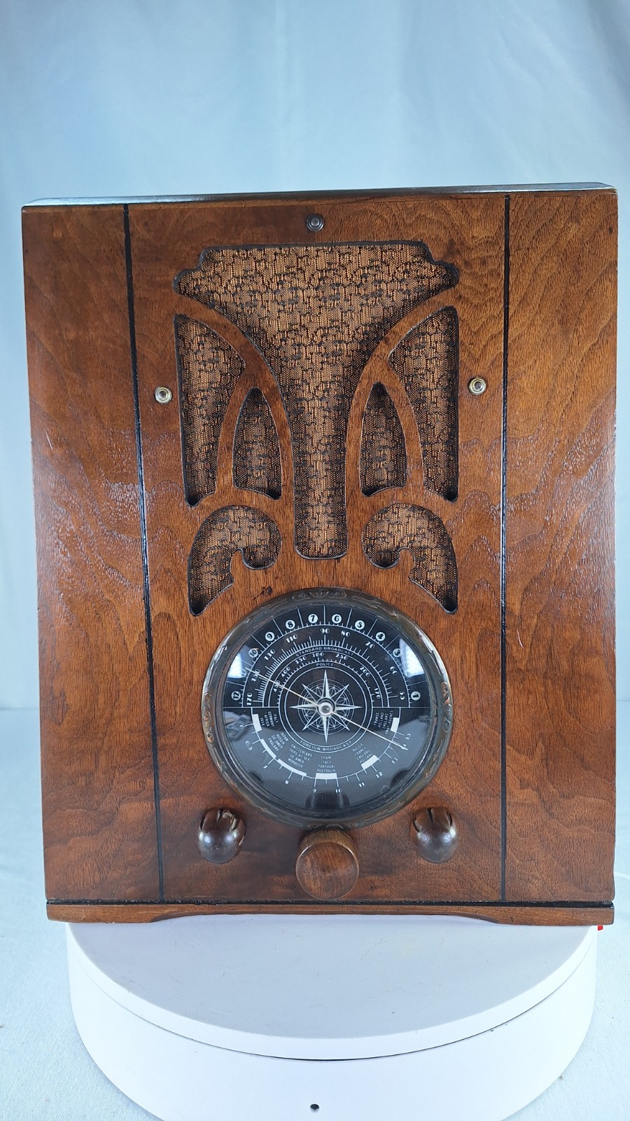 Working 1930s Unknown Magnavox? AM Tube Radio See Demo in description. Working 1930s Unknown Magnavox? AM Tube Radio See Demo in description.