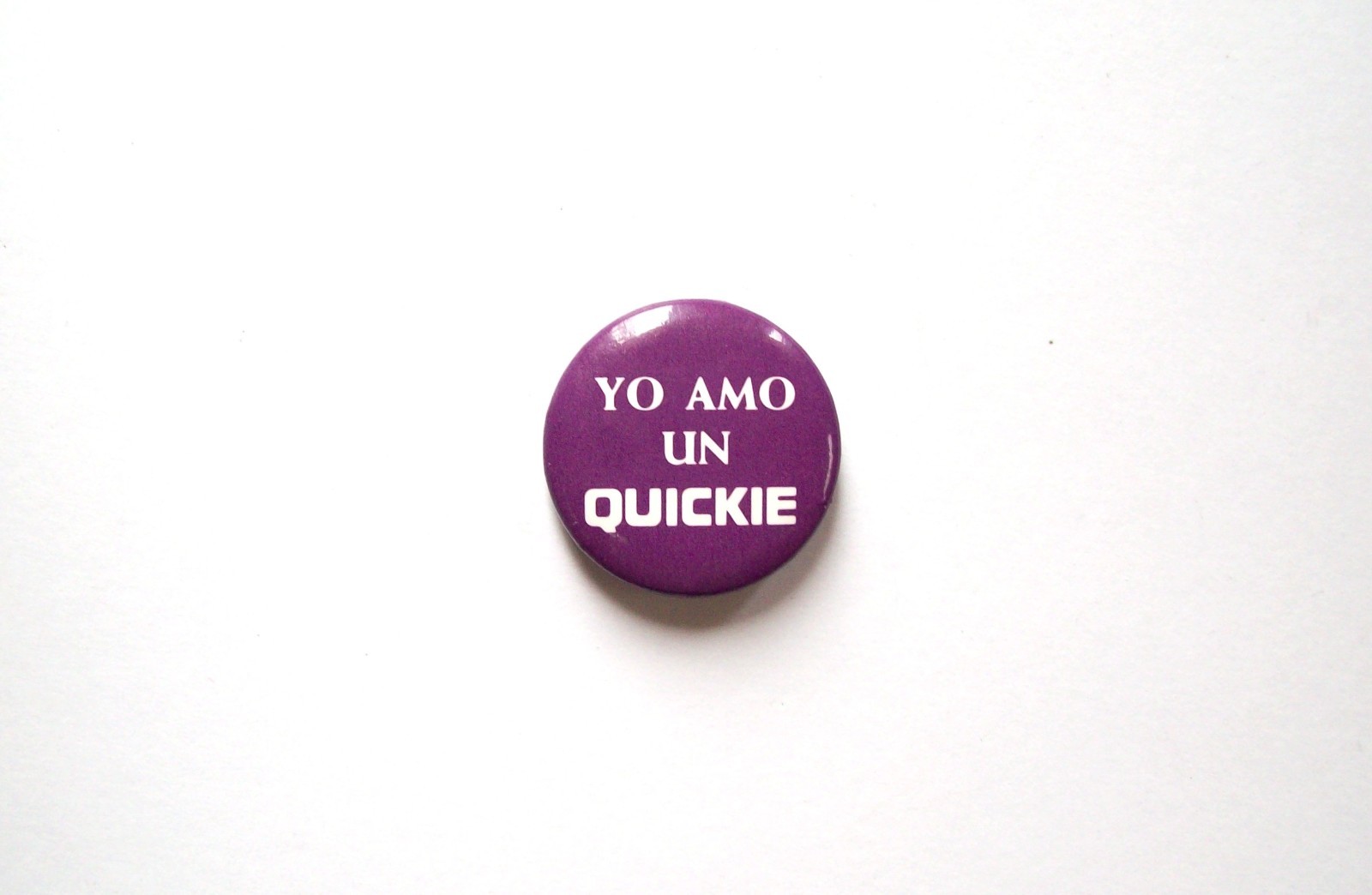 Vintage Yo Amo Un Quickie Funny Pinback, old Pin Button 1980s? vtg Small