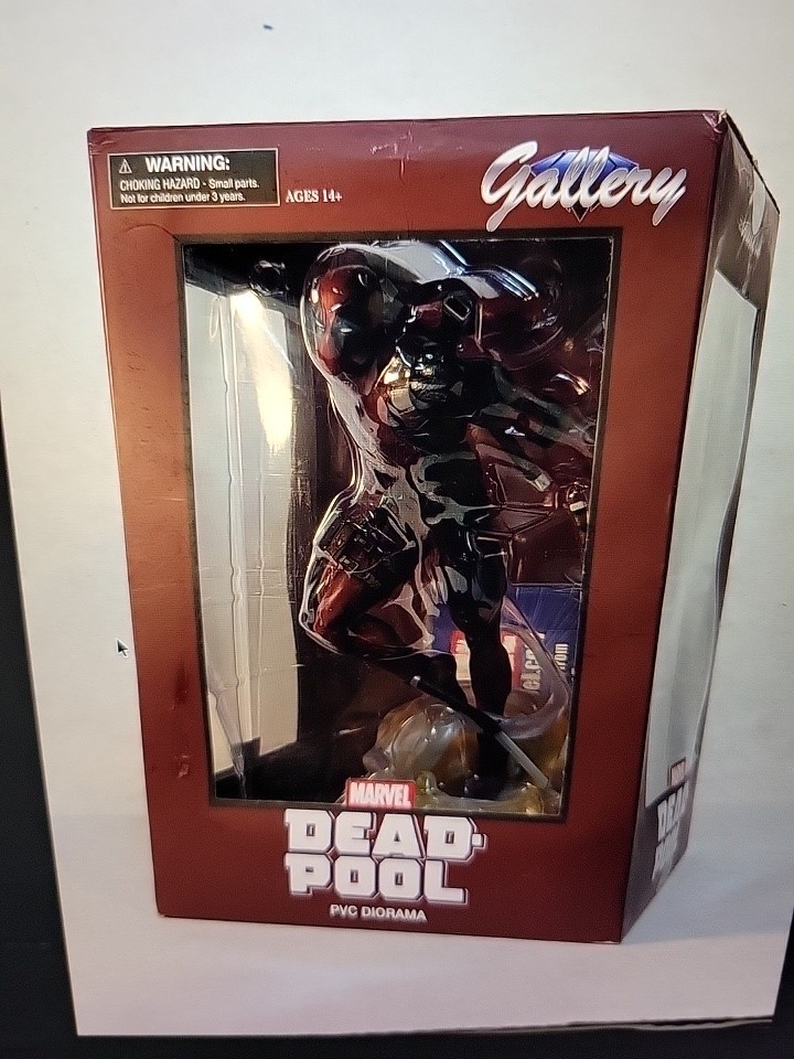 Diamond Select Toys Marvel Gallery Deadpool 1:7 Scale PVC Diorama Figurine