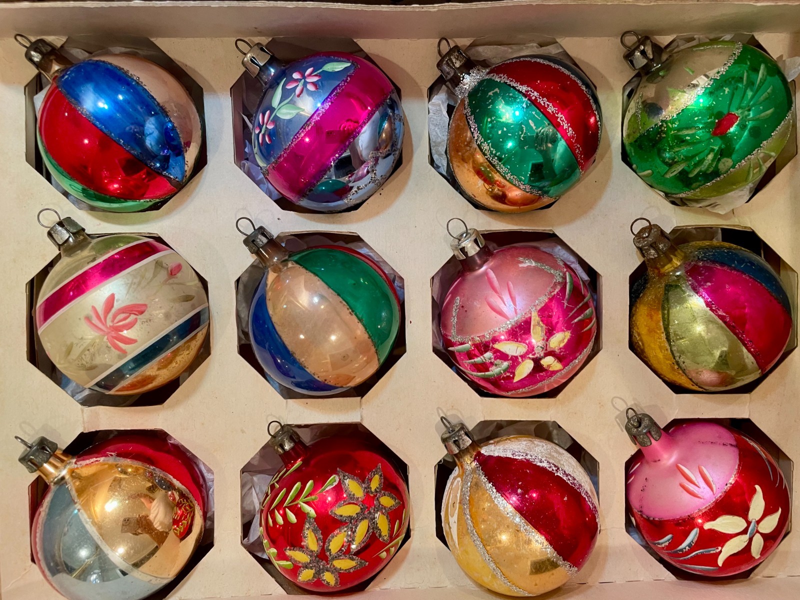 Lot 156 - VTG Pre-WWII Set of 12 Hand-Blown Hand Decorated Polish Ornaments Lot 156 - VTG Pre-WWII Set of 12 Hand-Blown Hand Decorated Polish Ornaments