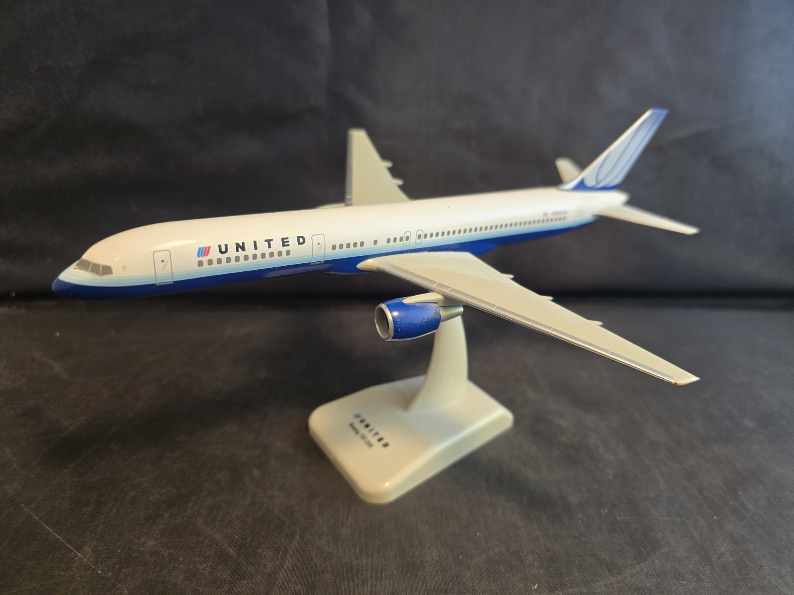  Hogan 1/200 United Airlines Boeing 757-200 N505UA Desk Model