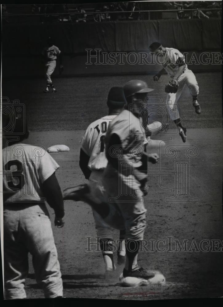 1964 Press Photo Braves Denny Menke & Joe Torre, Phillies Wes Covington 1964 Press Photo Braves Denny Menke & Joe Torre, Phillies Wes Covington