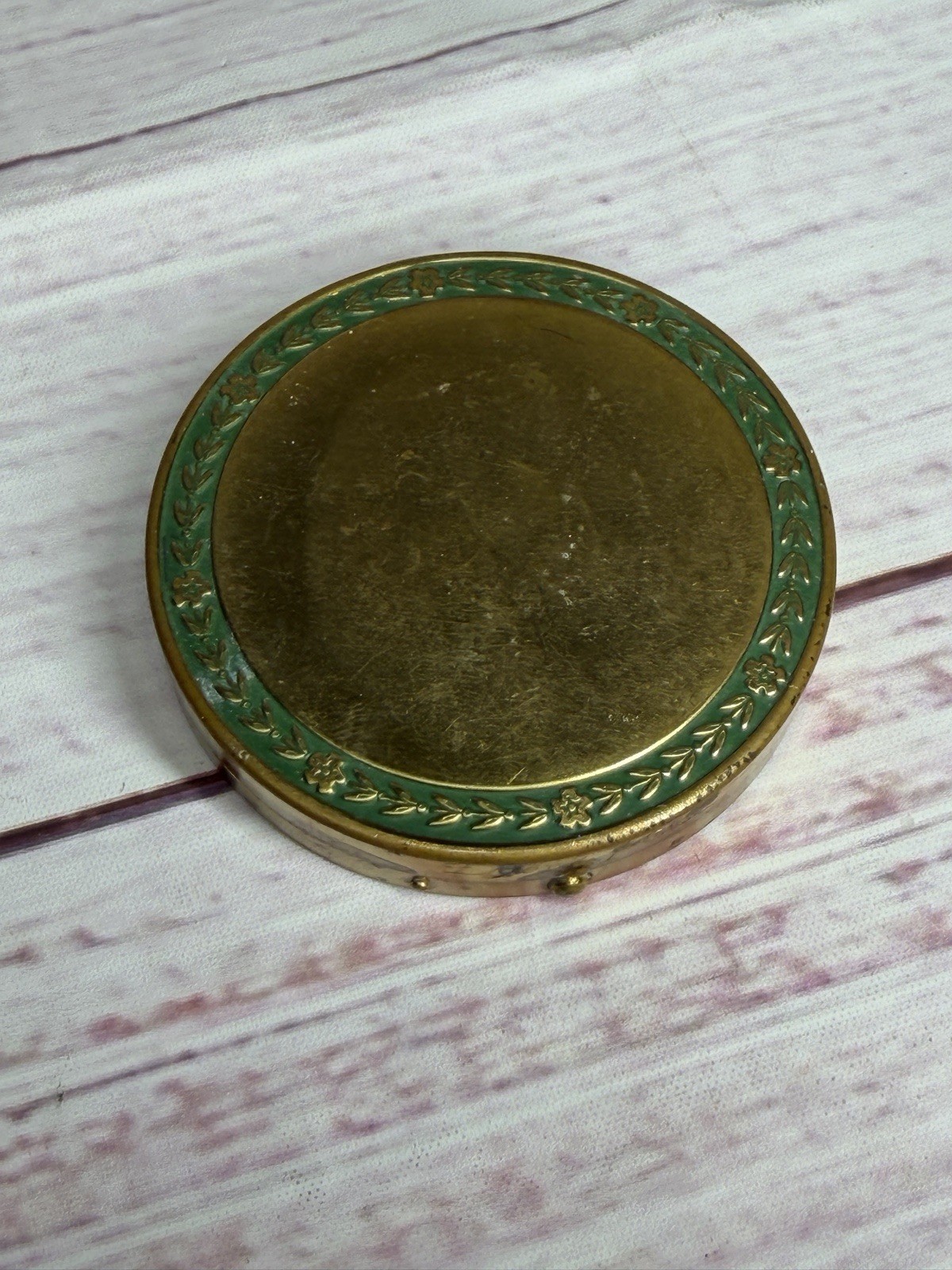 VTG  Antique Djer Kiss Green Gold w/ Trim Flower Inlay Powder Compact W Mirror
