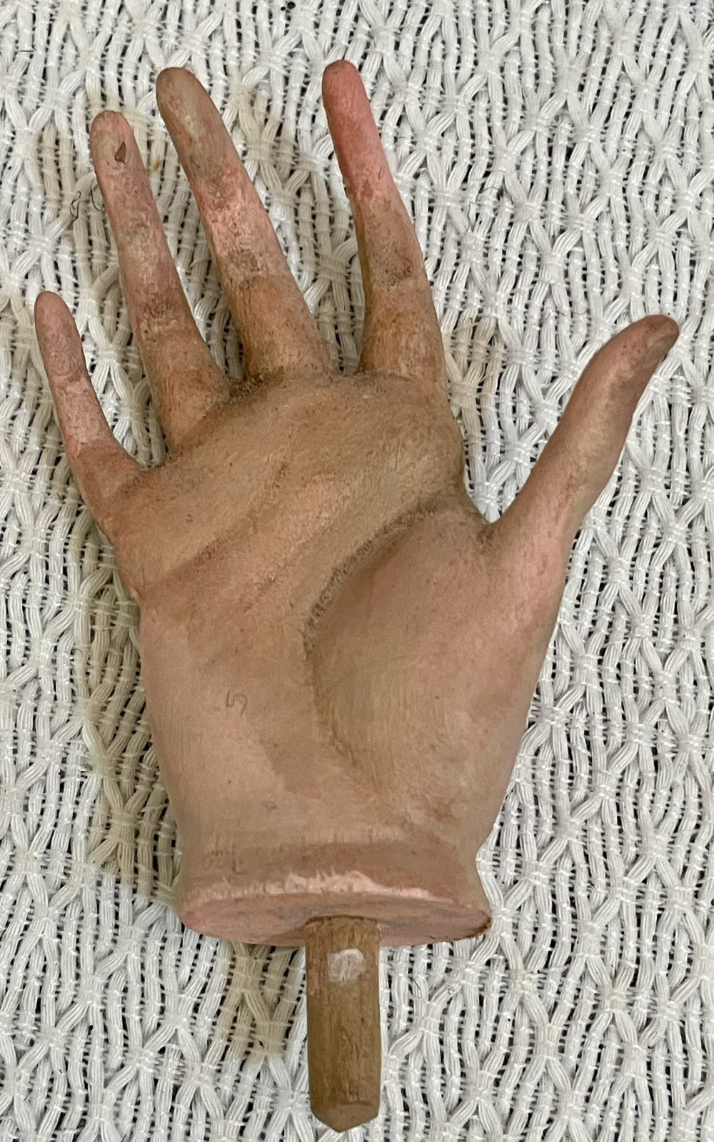 VINTAGE HAND CARVED WOODEN FRAGMENT FROM A NEAPOLITAN SANTOS ( RIGHT HAND ONLY) VINTAGE HAND CARVED WOODEN FRAGMENT FROM A NEAPOLITAN SANTOS ( RIGHT HAND ONLY)