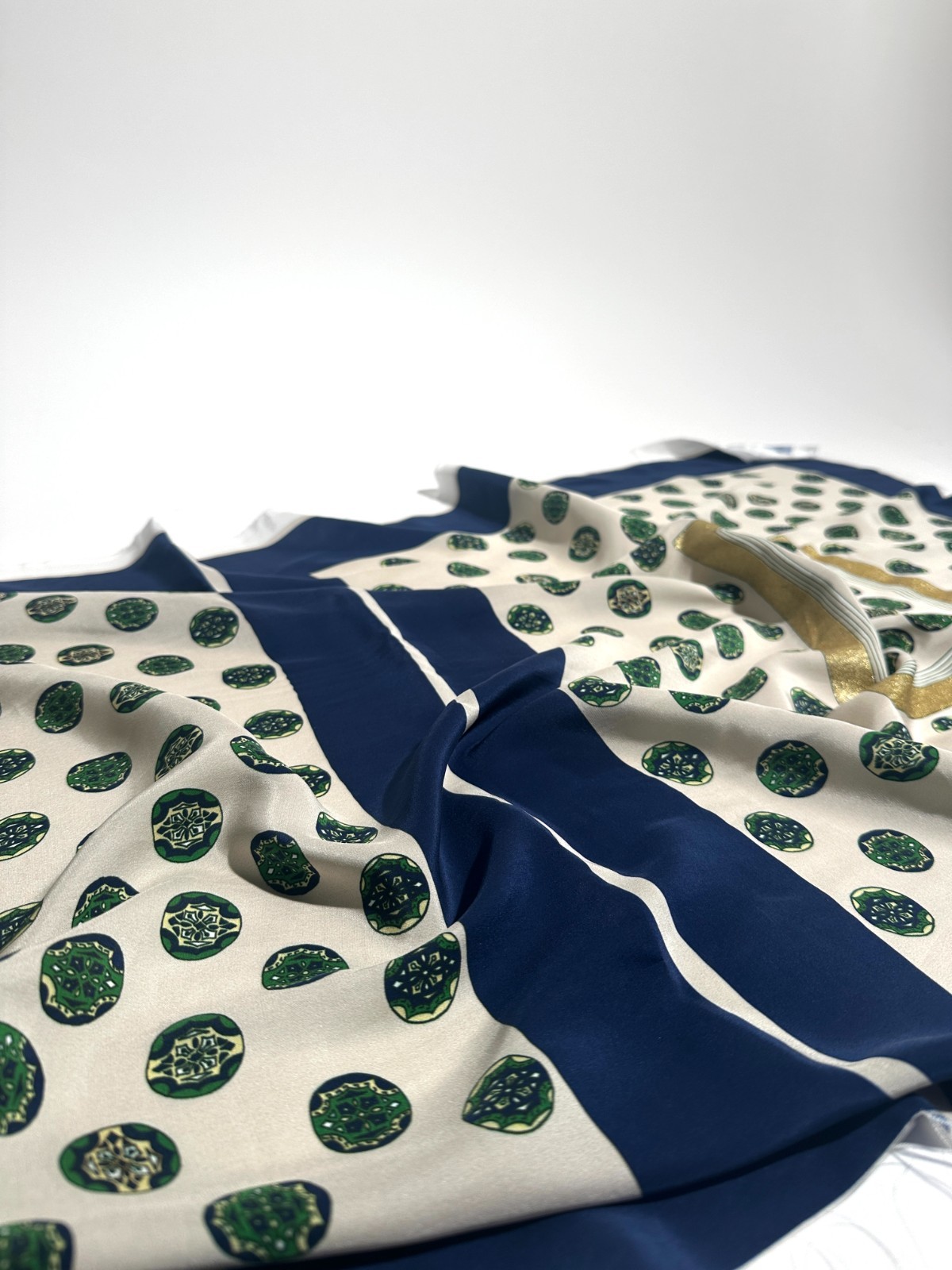 100% Italian Designer Deadstock Scarf Silk Crepe Gold Glitter Panel 67x140 cm 100% Italian Designer Deadstock Scarf Silk Crepe Gold Glitter Panel 67x140 cm