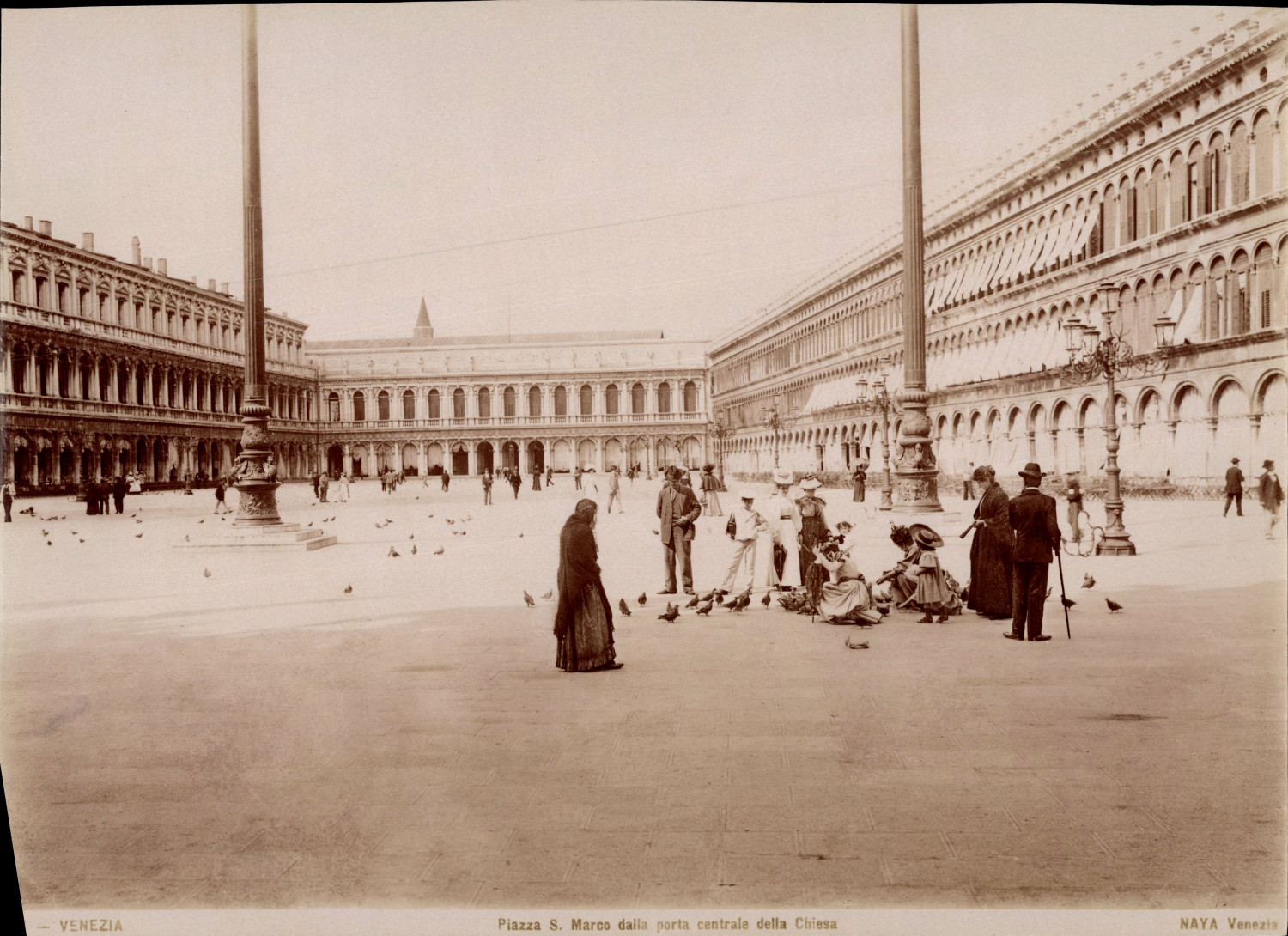Italie, Venezia, Piazza S. Marco dall porta centrale della Chiesa, Photo. Naya 