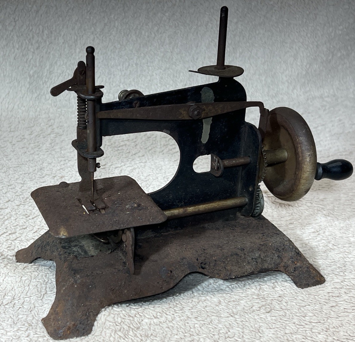 ANTIQUE/VINTAGE TIN CHILD’S TOY SEWING MACHINE - GREAT DECOR - Hand Crank Works