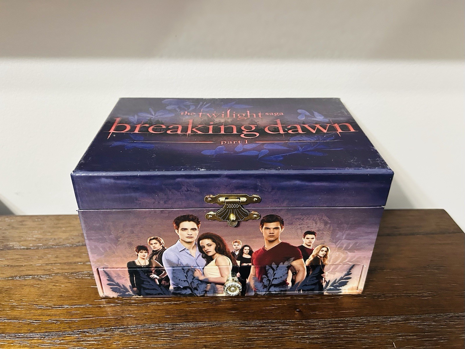 The Twilight Saga: Breaking Dawn Part 1, NECA Collectible - Musical Jewelry Box The Twilight Saga: Breaking Dawn Part 1, NECA Collectible - Musical Jewelry Box