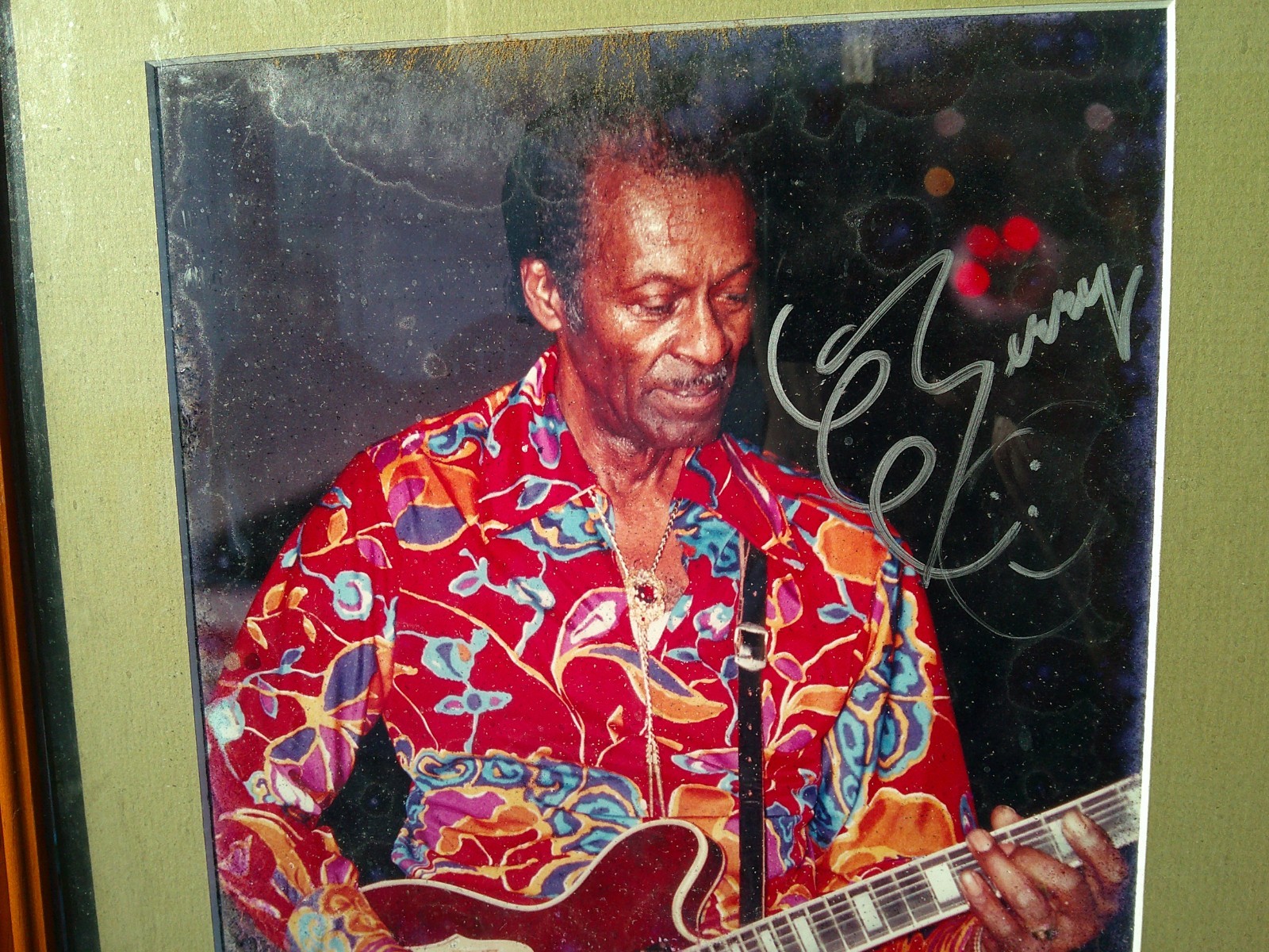 VINTAGE AUTHENTIC - CHUCK BERRY - ROCK MUSIC PIONEER - AUTOGRAPHED PHOTO