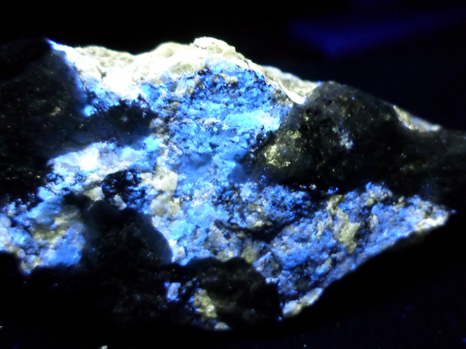 KB: FANTASTIC FL. SW SCHEELITE BLUE & POWELLITE YELLOW FROM STRAWBERRY MINE, CA