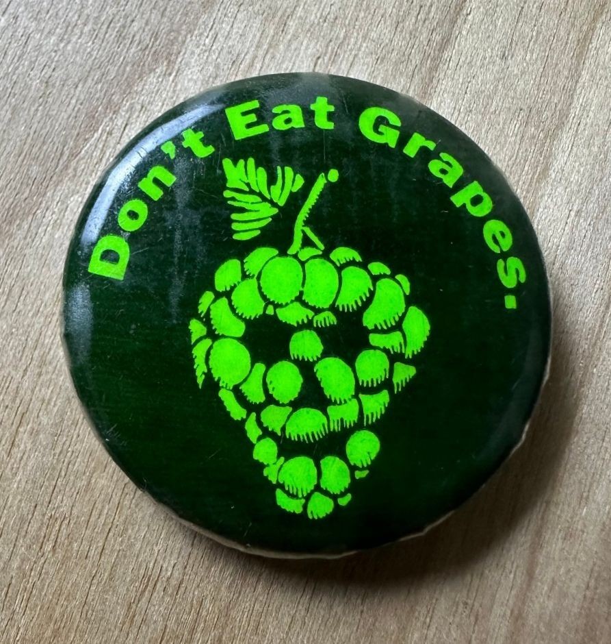 Vtg 1969 Don't Eat Grapes Pin united farm workers boycott protest milton glaser Vtg 1969 Don't Eat Grapes Pin united farm workers boycott protest milton glaser
