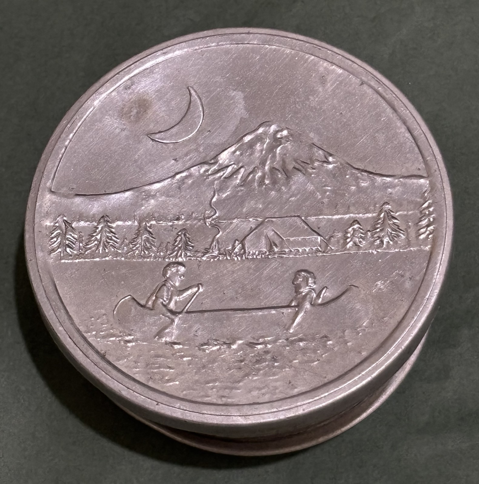 Vintage Collapsible Camping Cup – Canoe & Mountain Engraved Lid – Mid‑Century Vintage Collapsible Camping Cup – Canoe & Mountain Engraved Lid – Mid‑Century