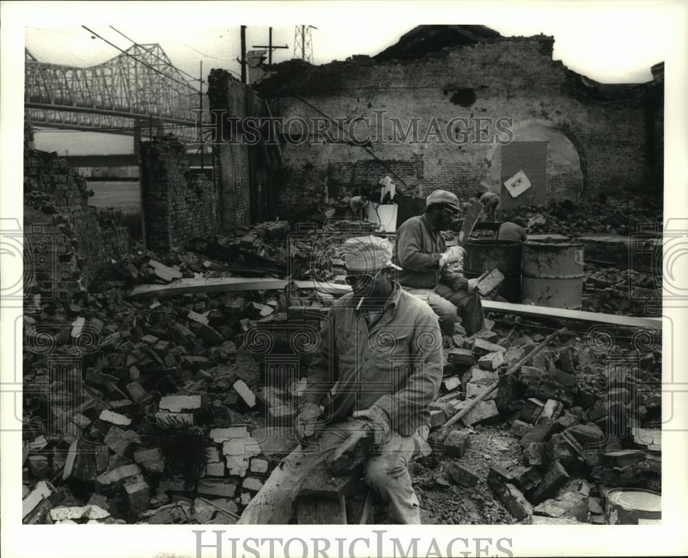 1987 Press Photo Ellis Satcher and his brother, Chester Satcher clean Bricks 1987 Press Photo Ellis Satcher and his brother, Chester Satcher clean Bricks