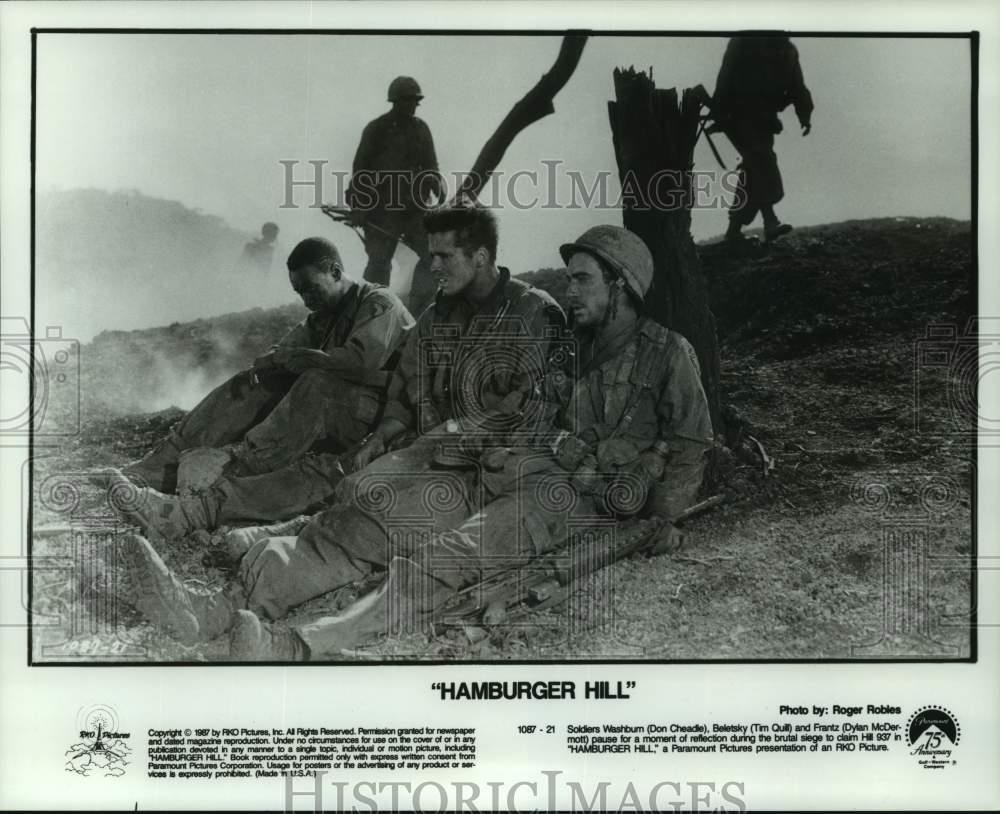 1987 Press Photo Soldiers pause for reflection in a scene from 