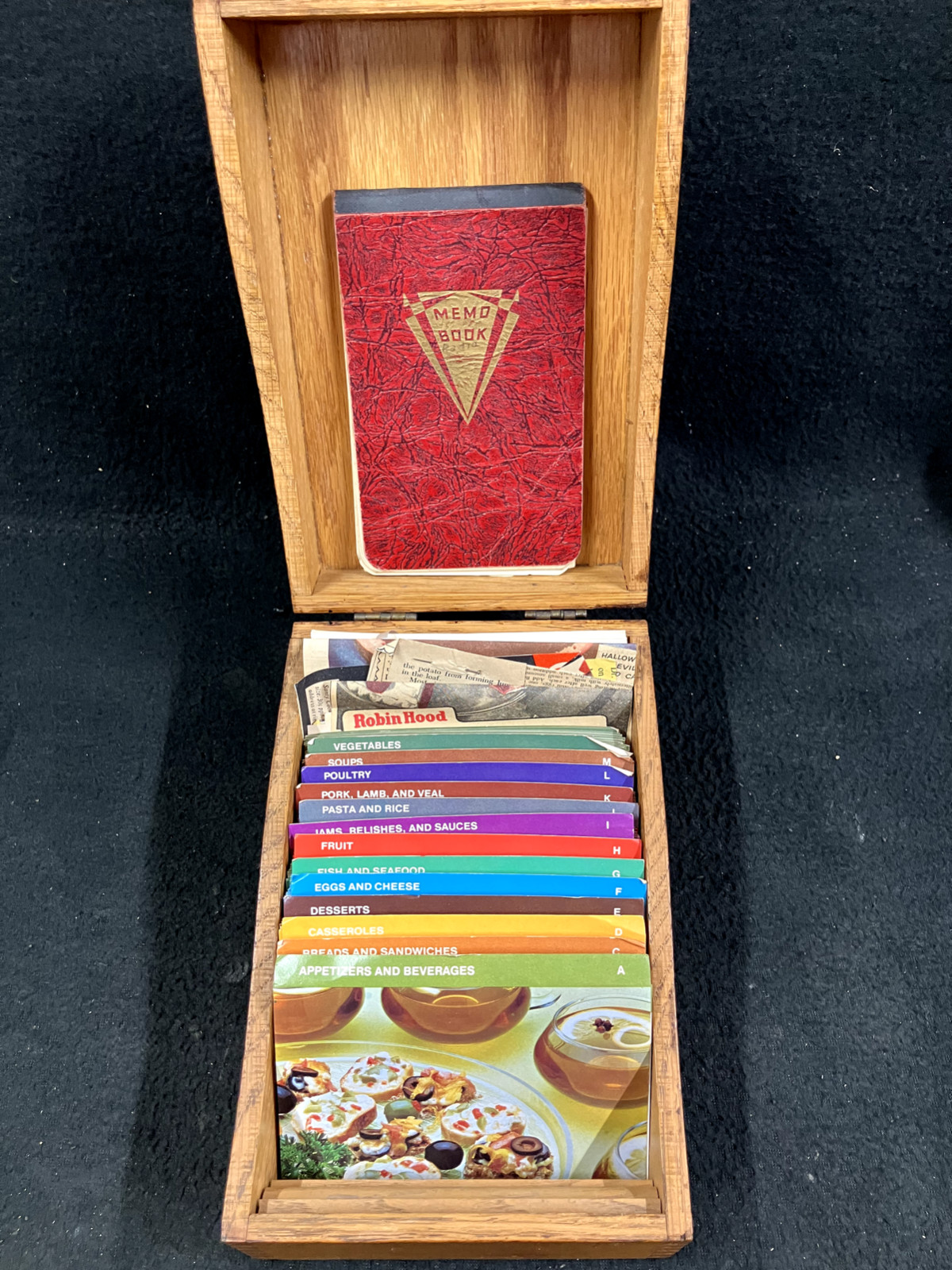 VINTAGE OAK DOVETAIL WOOD RECIPE BOX W HINGED LID STUFFED W PRINTED,CLIPPED RECI