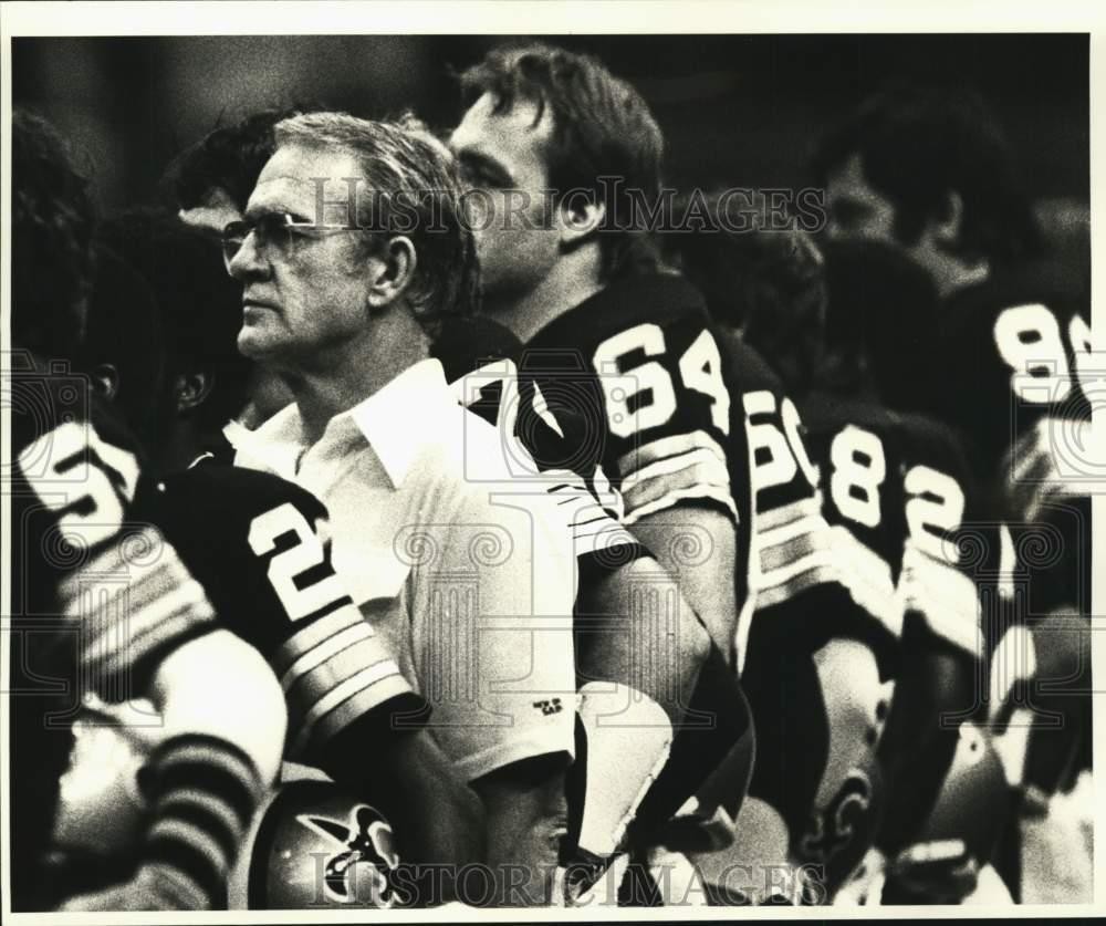 1980 Press Photo Saint's head Dick Stanfel during National Anthem. 1980 Press Photo Saint's head Dick Stanfel during National Anthem.