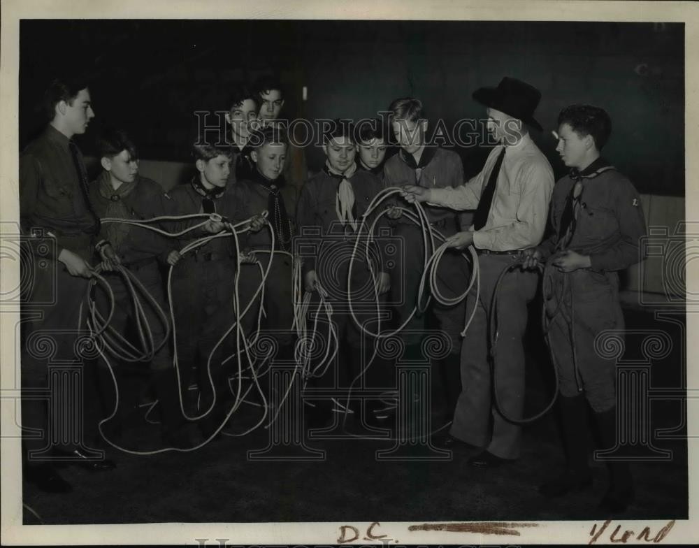 1938 Press Photo Bud Mefford In Rodeo At Arena - nee78965 1938 Press Photo Bud Mefford In Rodeo At Arena - nee78965