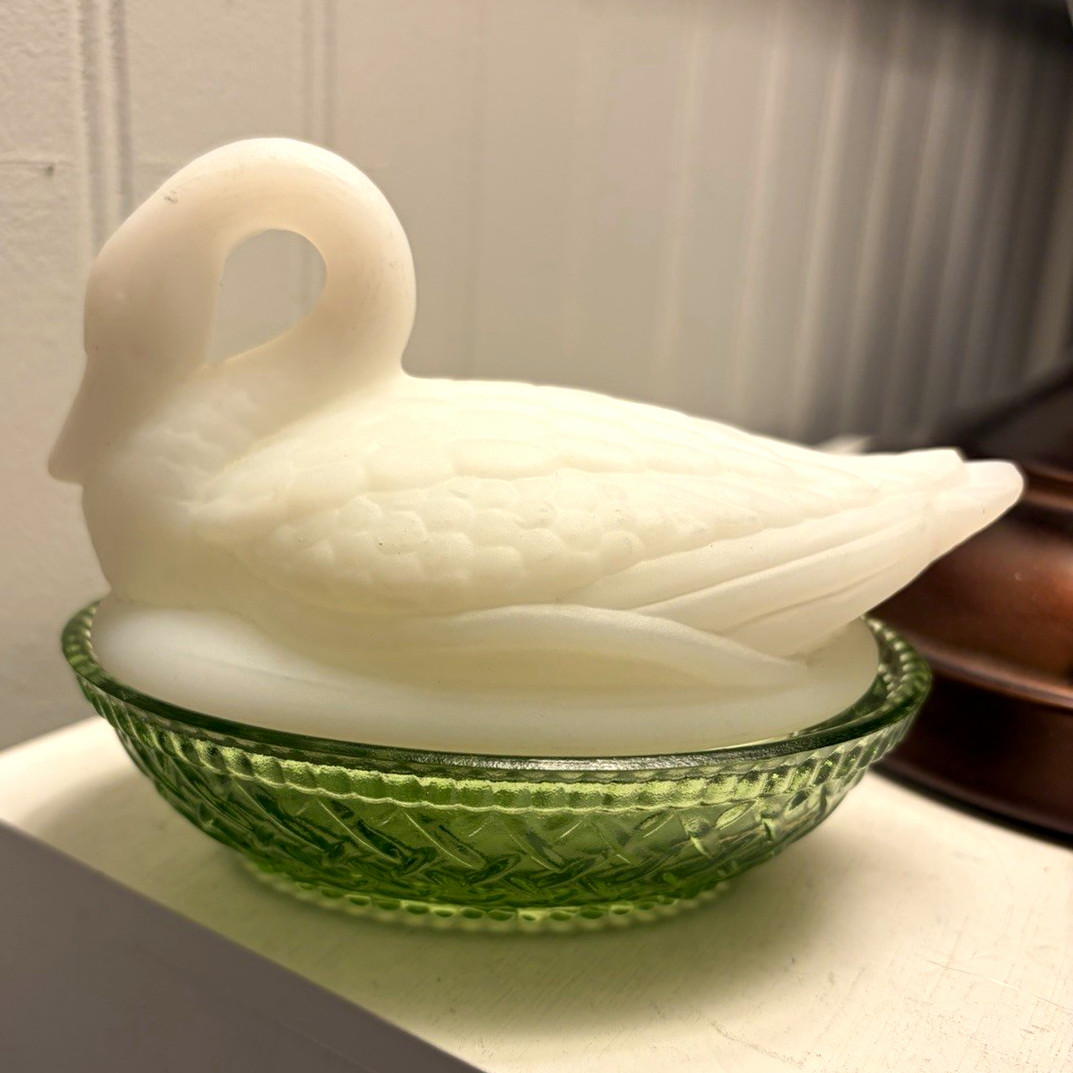 Fenton Glass White Swan on nest, Green Basketweave Base, no chips or cracks Fenton Glass White Swan on nest, Green Basketweave Base, no chips or cracks