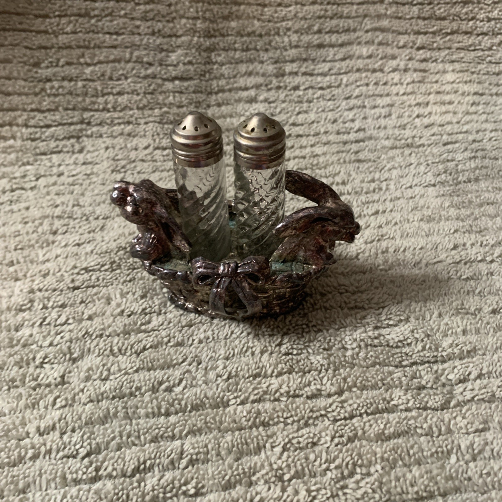 Vintage Arthur Court 1999 Bunny Rabbits In Cabbage Salt & Pepper Shakers Vintage Arthur Court 1999 Bunny Rabbits In Cabbage Salt & Pepper Shakers