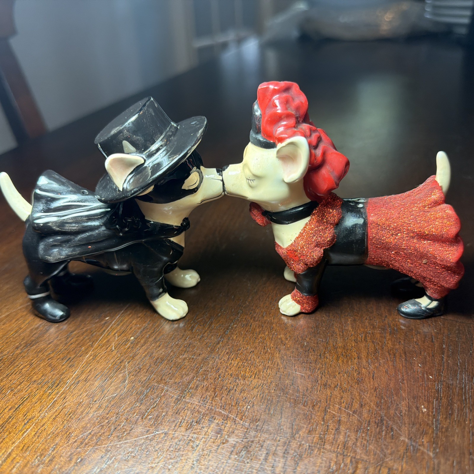 Westland Aye Chihuahua Salt & Pepper Shakers Zorro Flamenco Magnetic Kissing Dog Westland Aye Chihuahua Salt & Pepper Shakers Zorro Flamenco Magnetic Kissing Dog