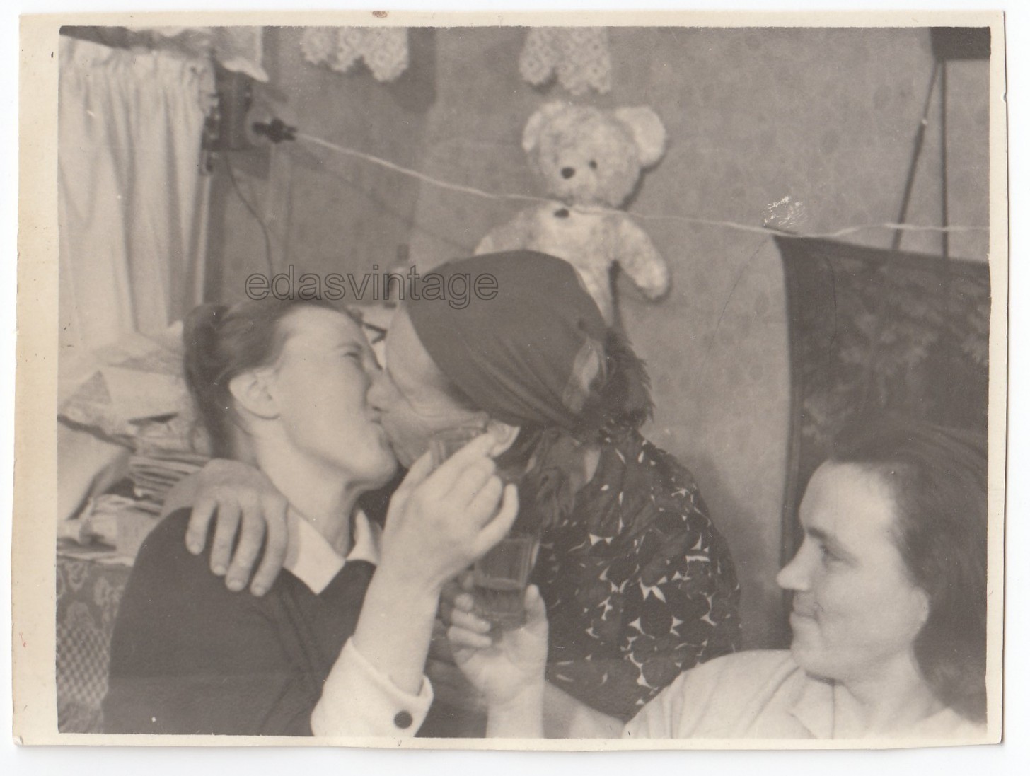 1940s Kiss Two women girls kissing Affectionate couple antique photo Lesbian Int