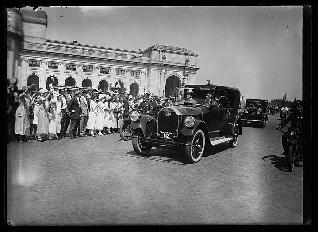 Photo:Washington D.C. Union Station 1920s Automobiles Crowd Street Scene
