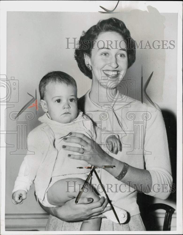 1957 Press Photo Mrs. Sara Di Bonaventura and son at the U.S. Embassy in London