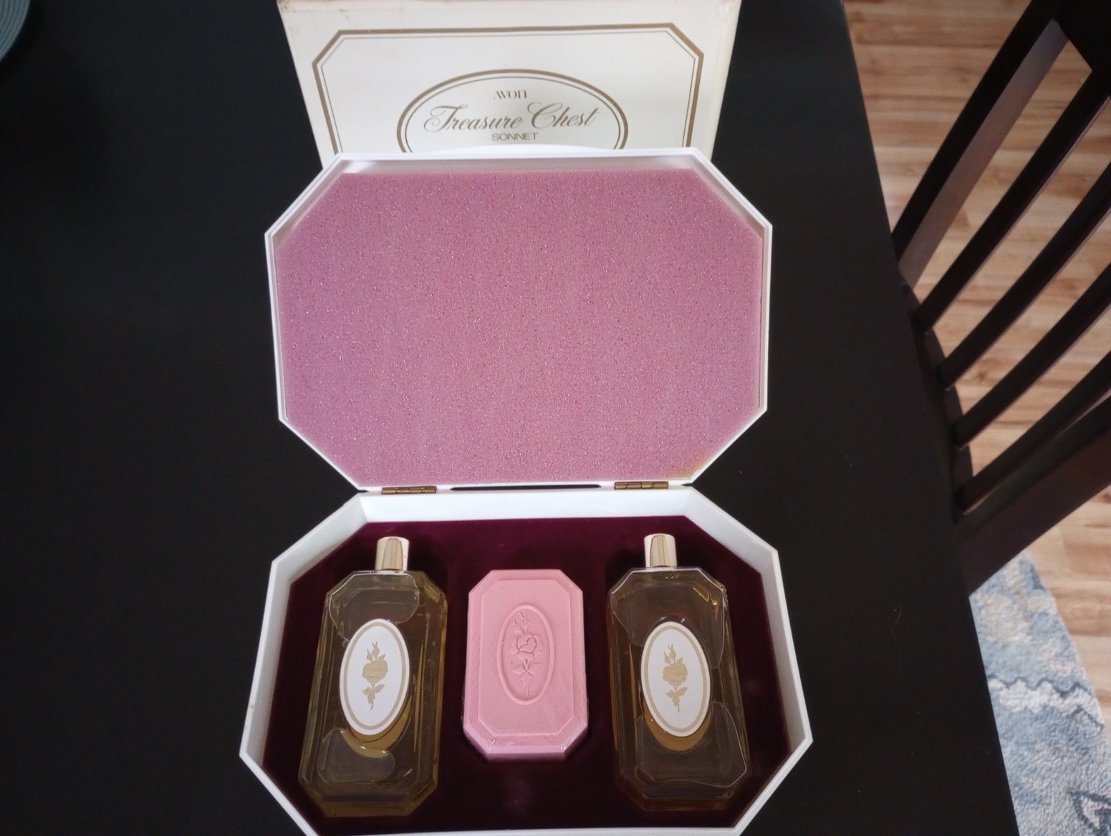 Vintage Avon Treasure Chest.Sonnet Jewelry Box. Cologne,Skin So Soft, Perfume Sp Vintage Avon Treasure Chest.Sonnet Jewelry Box. Cologne,Skin So Soft, Perfume Sp