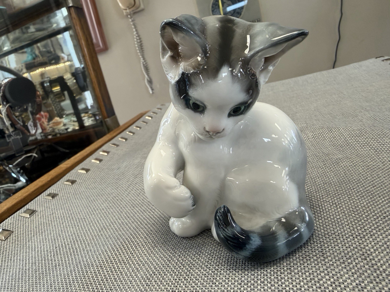 Vtg Rosenthal Kitten W/Raised Paw 1950’s Purrrfect Vtg Rosenthal Kitten W/Raised Paw 1950’s Purrrfect