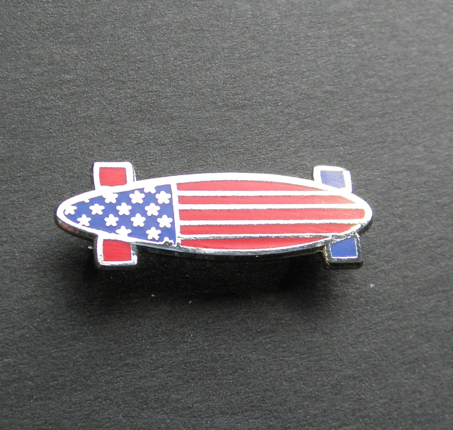 SKATEBOARD USA FLAG SPORTS CUTOUT LAPEL PIN BADGE 1.1 INCHES