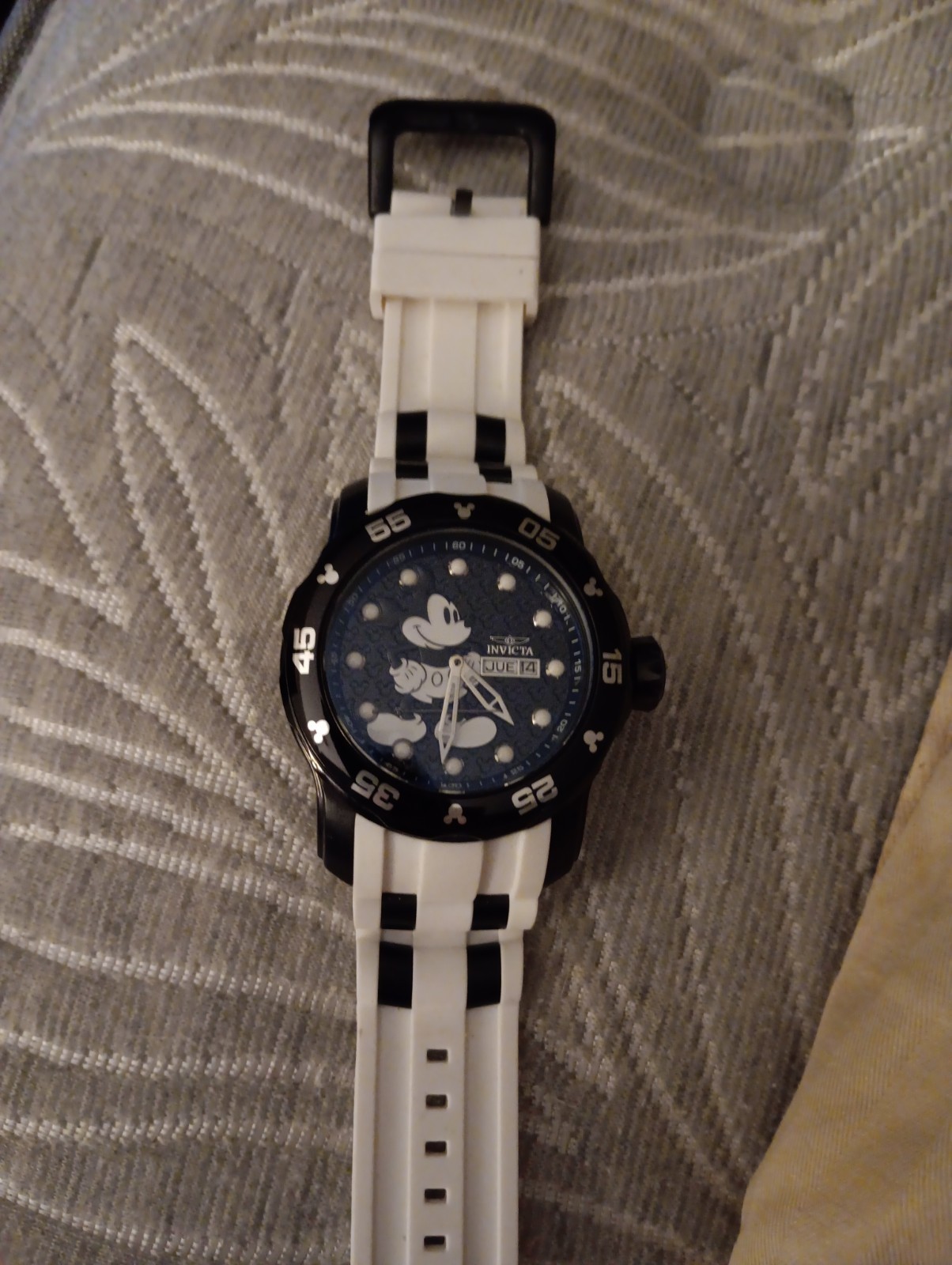 Invicta 23765 48mm Disney Limited Edition Mickey Mouse Men\'s/wonens Watch Invicta 23765 48mm Disney Limited Edition Mickey Mouse Men\'s/wonens Watch