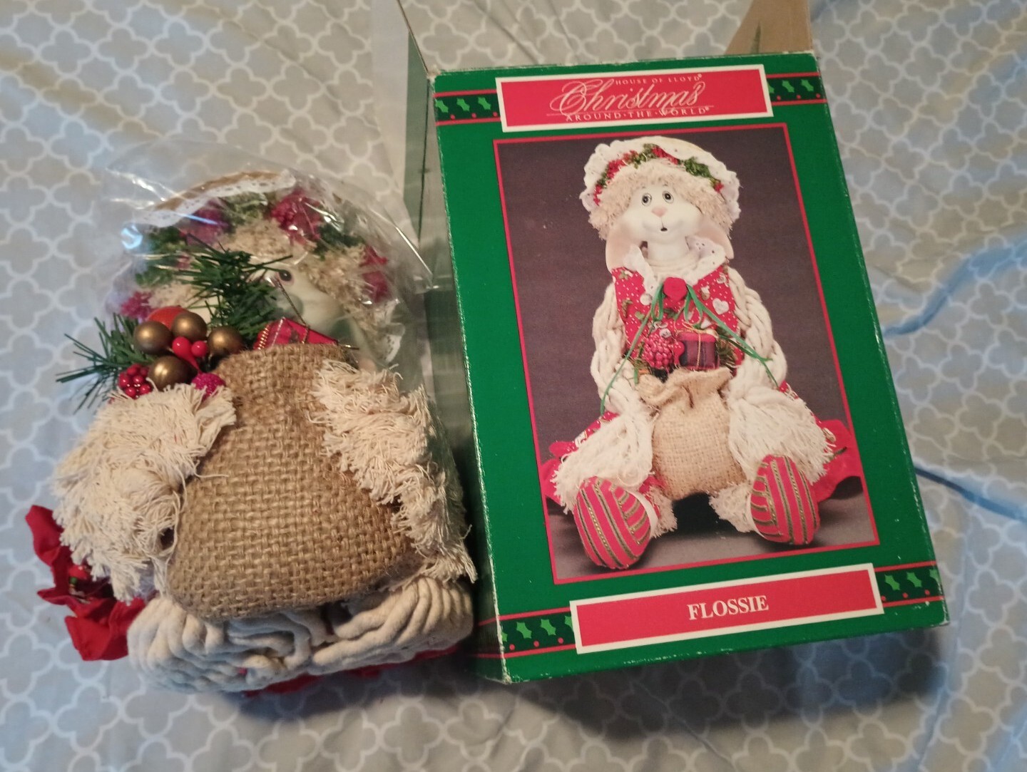 Vtg House Of Lloyd Christmas Around The World Flossie Bunny Open Box 9” Sitter