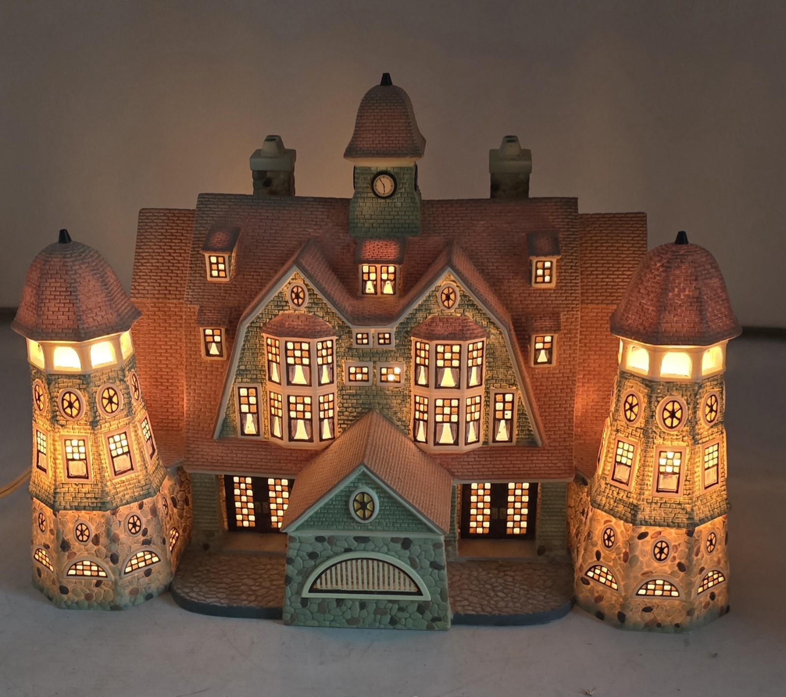 Dept. 56 Seasons Bay #53300 'Grandview Shores Hotel' Vintage 1998 First Edition Dept. 56 Seasons Bay #53300 'Grandview Shores Hotel' Vintage 1998 First Edition