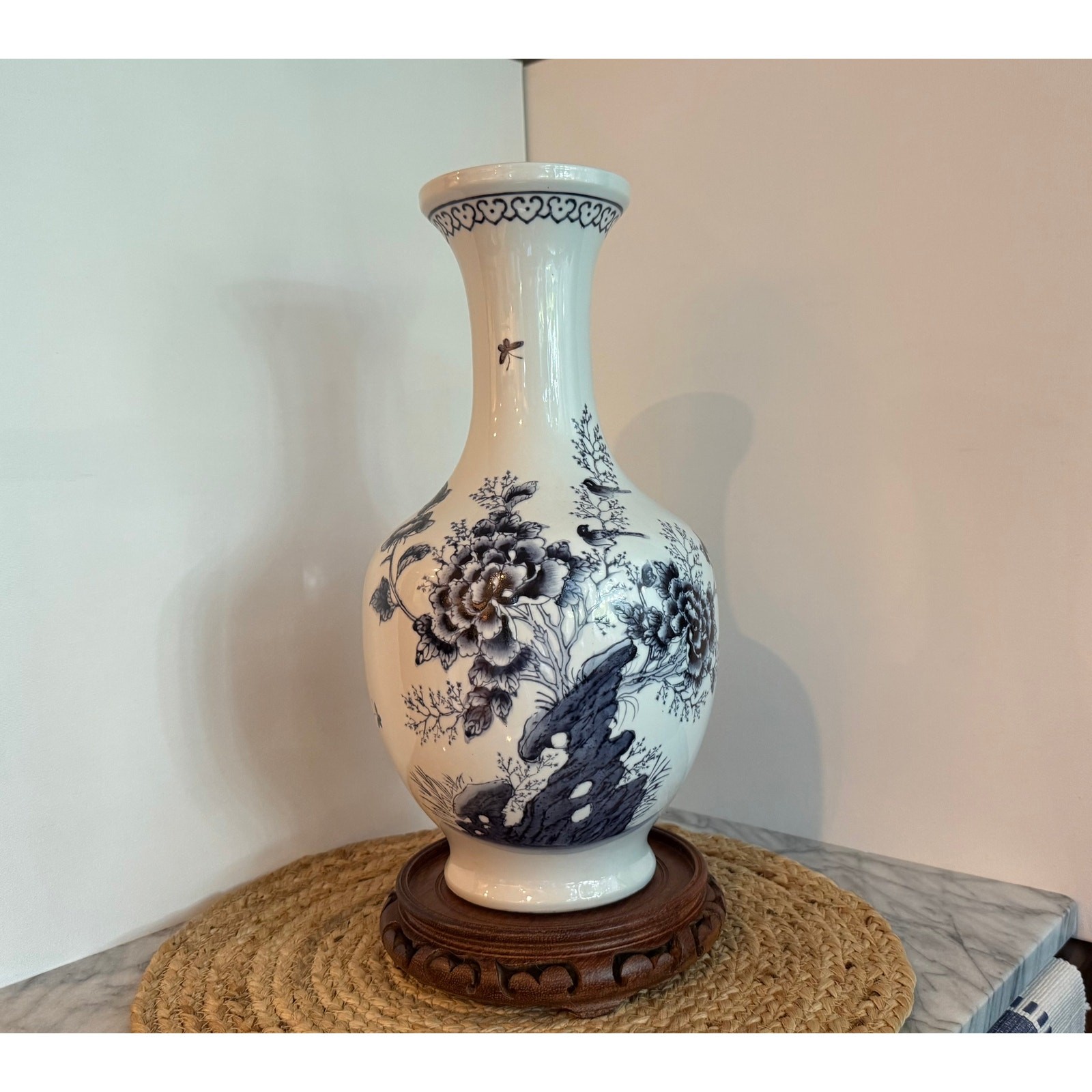 Vintage Pogue\'s (Cincinnati) large blue & white Chinoiserie vase, rosewood base