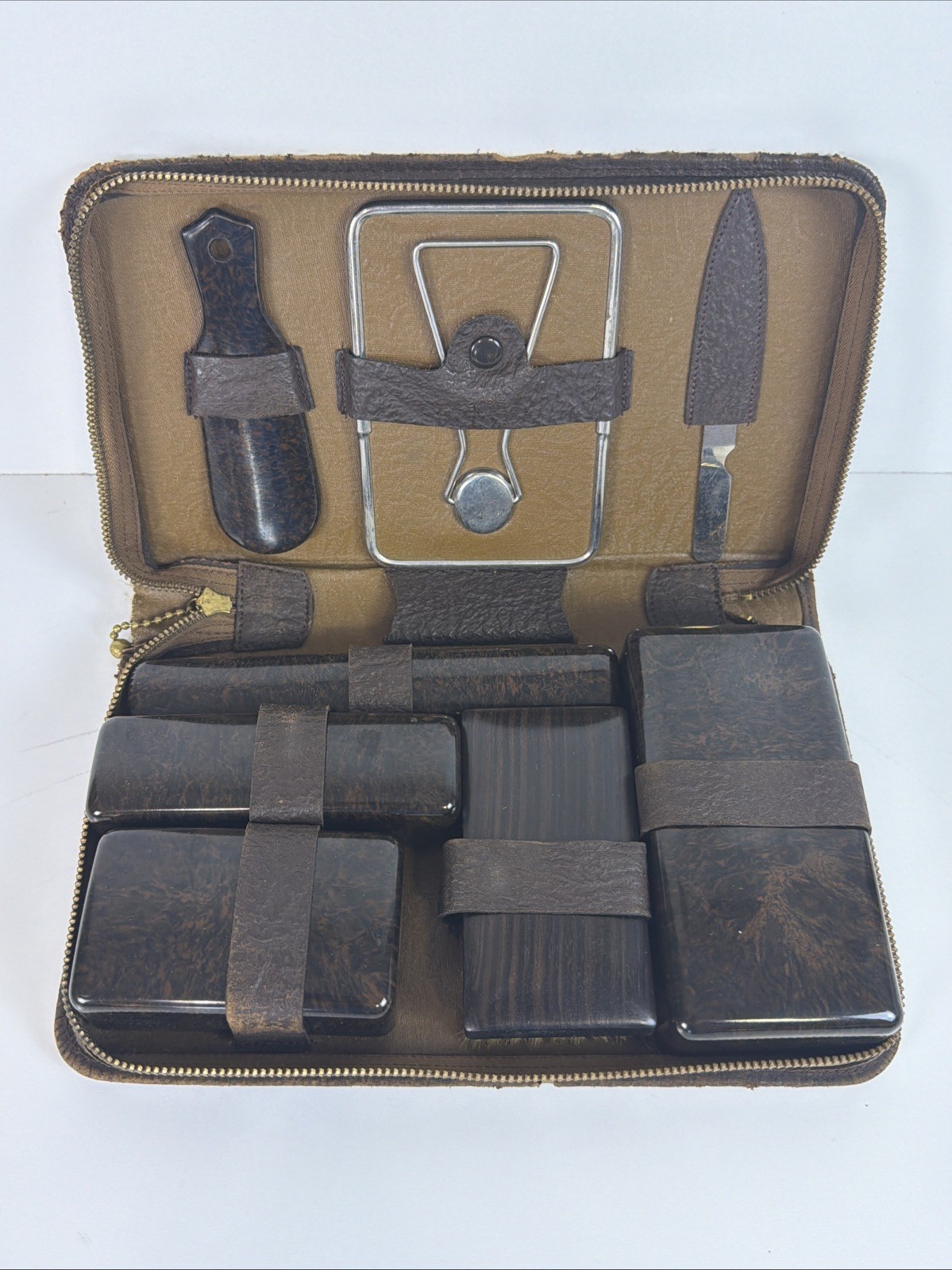 VTG Men’s Travel Shaving Grooming Kit Leather Toiletries Case “W.B.M.” 10.5in VTG Men’s Travel Shaving Grooming Kit Leather Toiletries Case “W.B.M.” 10.5in