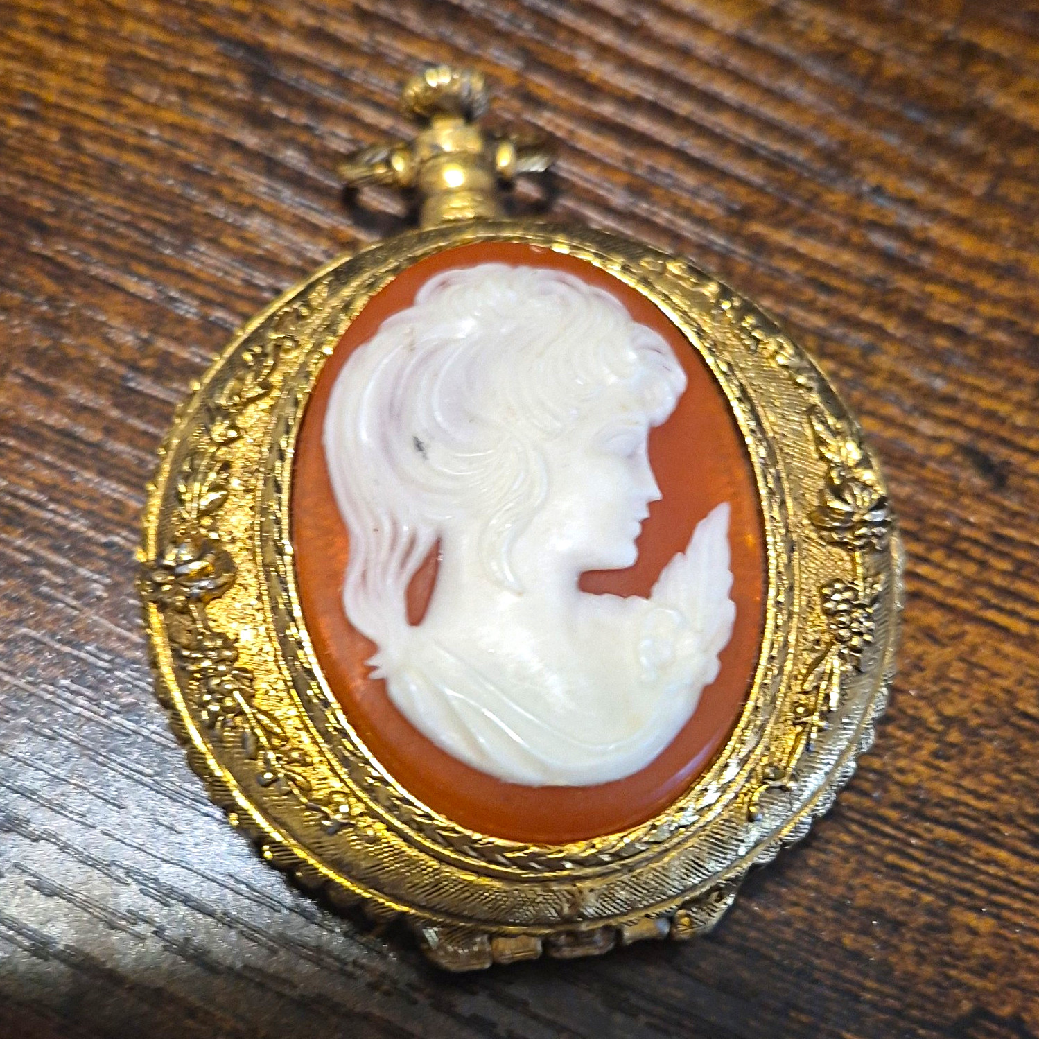 Vintage Gold Tone Round Cameo Portrait Powder Compact w/ Hinged Mirror