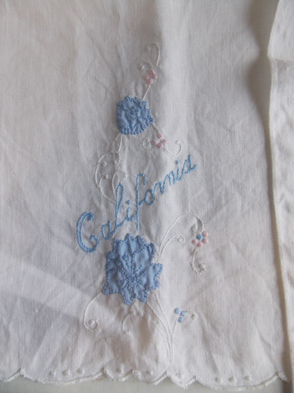 2x Antique California Embroidered Linen Napkins 16