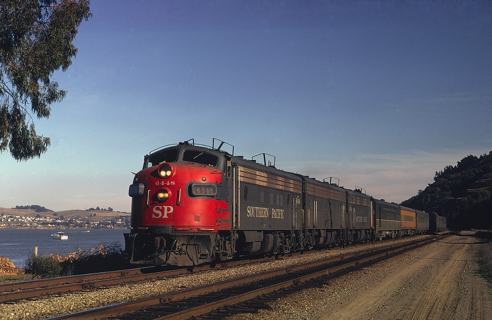 Ex-SP EMD FP7 No. 6448 w Amtrak California Zephyr Jul 1971 8.5 x 11 Photo