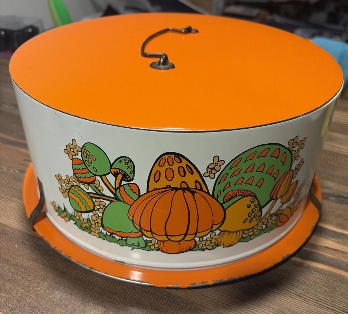 Vintage Cake Tin Ballonoff Decoware or Brilliant in Cleveland, Ohio. Vintage Cake Tin Ballonoff Decoware or Brilliant in Cleveland, Ohio.