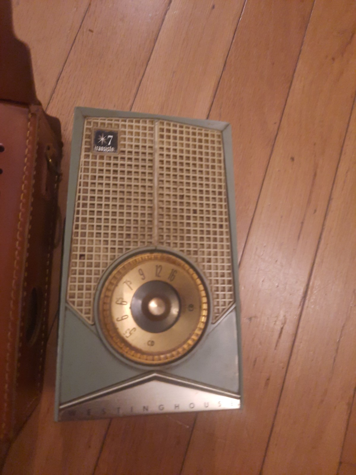 vintage Westinghouse transistor radio w leather case. Parts-battery Corrosion vintage Westinghouse transistor radio w leather case. Parts-battery Corrosion