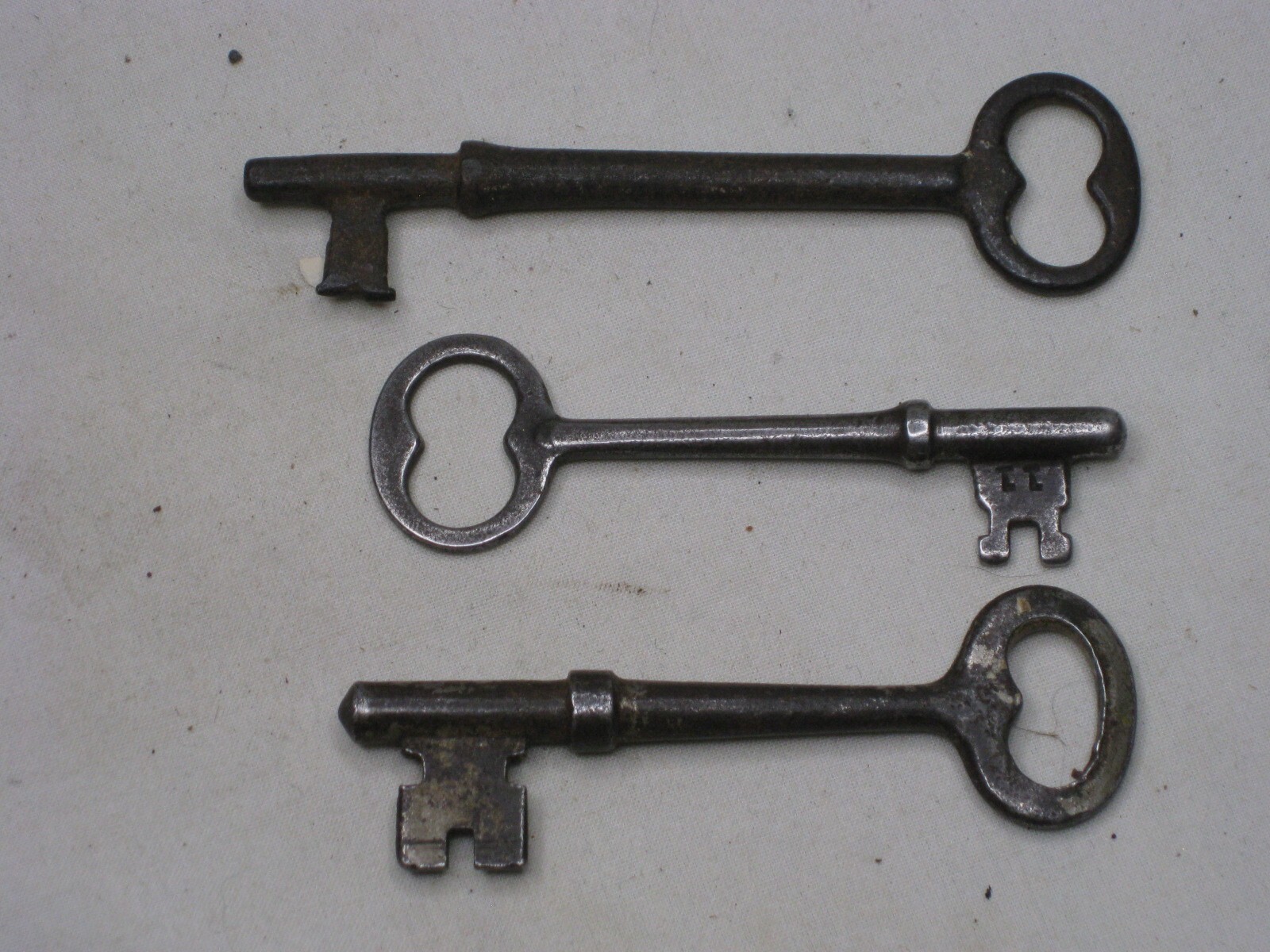 3  vintage antique skeleton keys key lot marked 16 solid steel old different