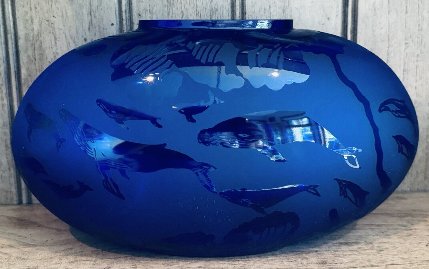 A & E Arthur Court Designs Iridescent Blue Whales Etched Art Glass Vase 12\