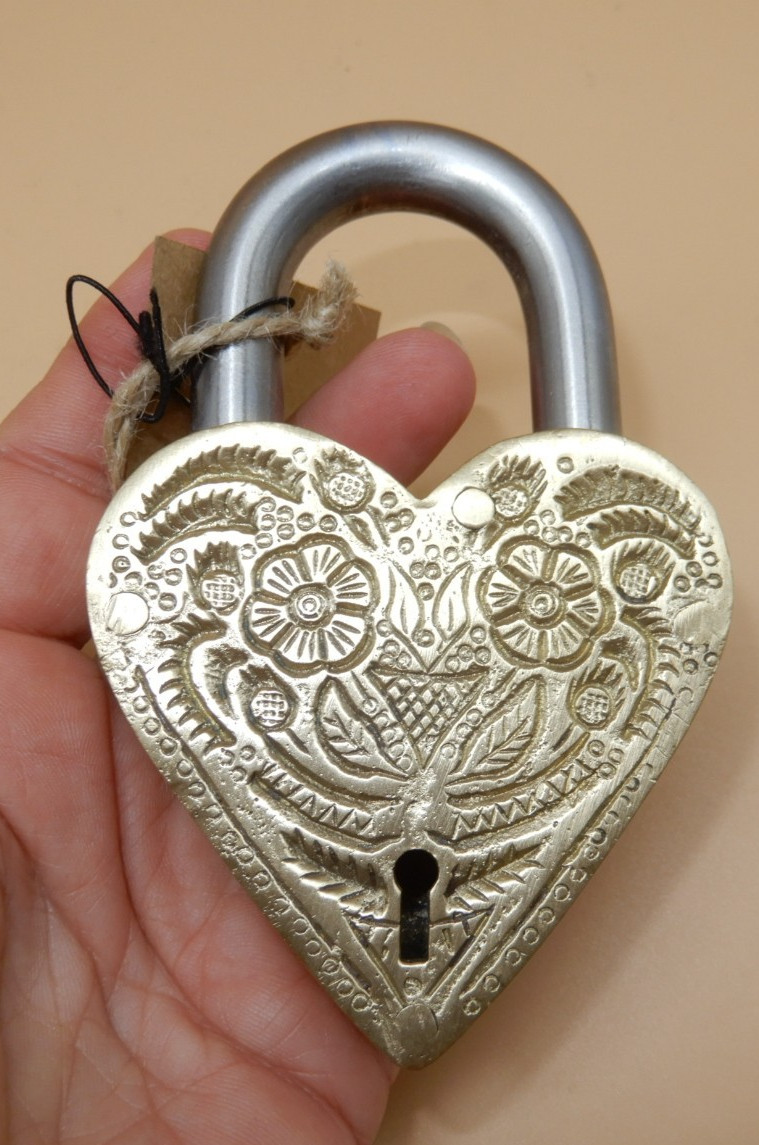 NEW NWT Creative Co-Op large ornate Heart Lock Brass & Iron + Two Keys padlock NEW NWT Creative Co-Op large ornate Heart Lock Brass & Iron + Two Keys padlock