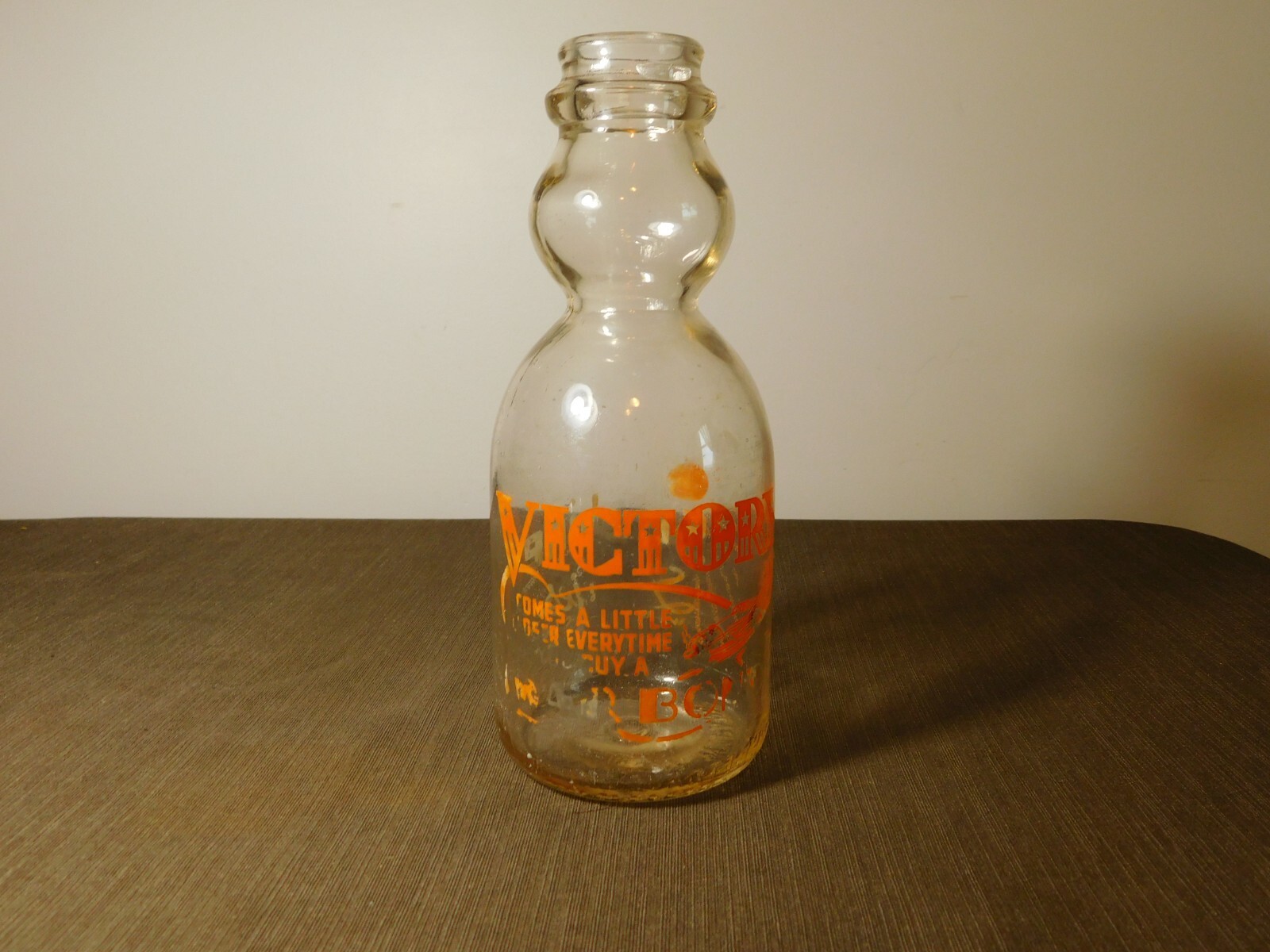 SUNSHINE DAIRIES UTICA NY 1944 WWII 1 QT VICTORY WAR BOND CREAMER  MILK BOTTLE