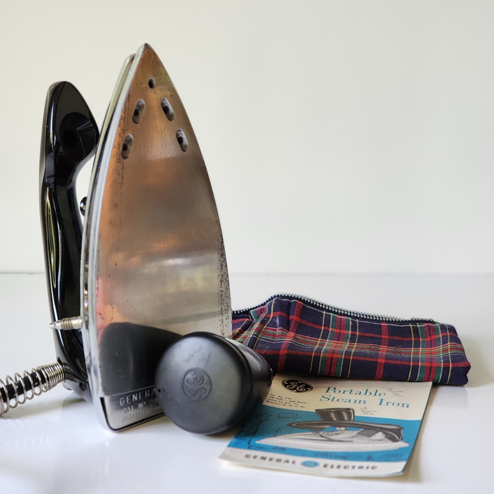 Vintage General Electric Travel Steam Iron F19 Works Bulb Box Paperwork Retro Vintage General Electric Travel Steam Iron F19 Works Bulb Box Paperwork Retro