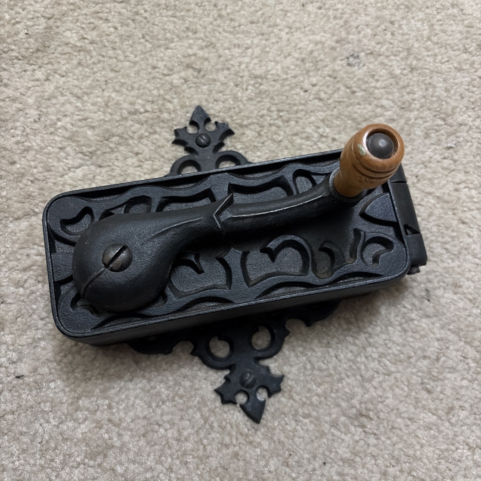 Vintage Universal Dazey Americana Hand Cranked Cast Iron Wall Mount Can Opener