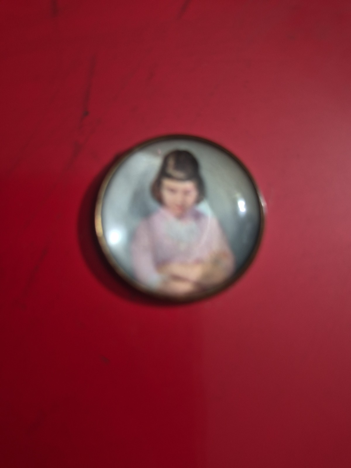 PHOTO OF YOUNG GIRL IN PINK DRESS ON BROOCH -FREE SHIPPING PHOTO OF YOUNG GIRL IN PINK DRESS ON BROOCH -FREE SHIPPING