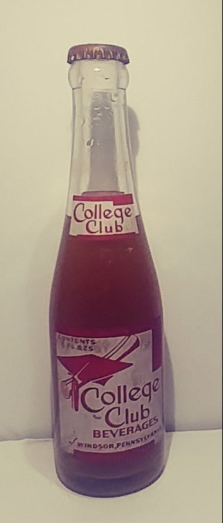 VINTAGE 1950`s COLLEGE CLUB ,FULL BEVERAGE BOTTLE,WINDSOR,PENN. 6OZ,FREE SHIPP VINTAGE 1950`s COLLEGE CLUB ,FULL BEVERAGE BOTTLE,WINDSOR,PENN. 6OZ,FREE SHIPP