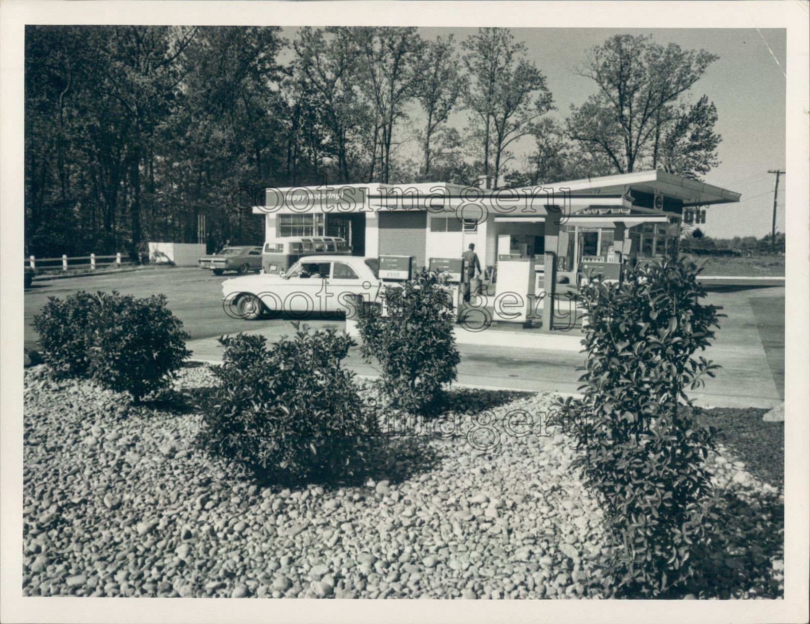 1968 Press Photo Exxon Gas Station Scene 1960s Charlotte North Carolina 1968 Press Photo Exxon Gas Station Scene 1960s Charlotte North Carolina