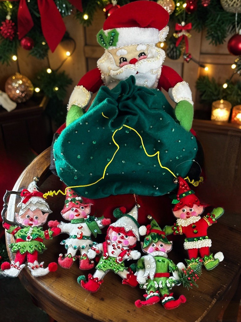 Vintage Bucilla Felt Applique Santa Claus With 5 Elf Christmas Ornaments 